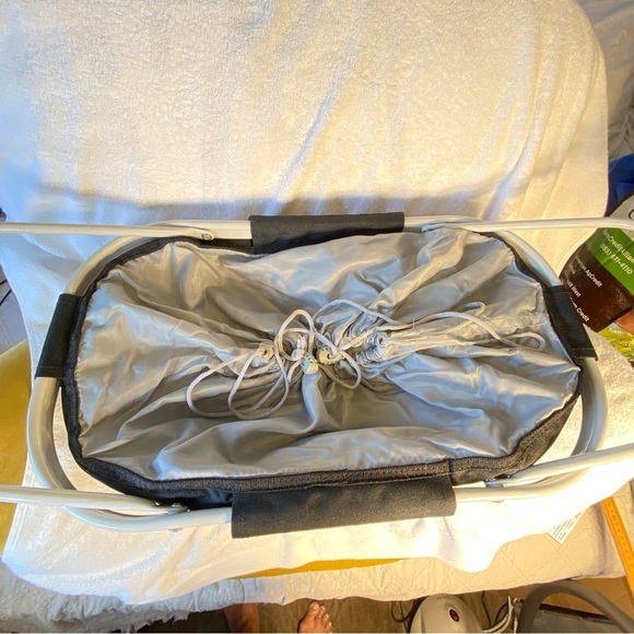 BNWT Foldable heavy lined cooler/picnic basket. - Picture 2 of 16